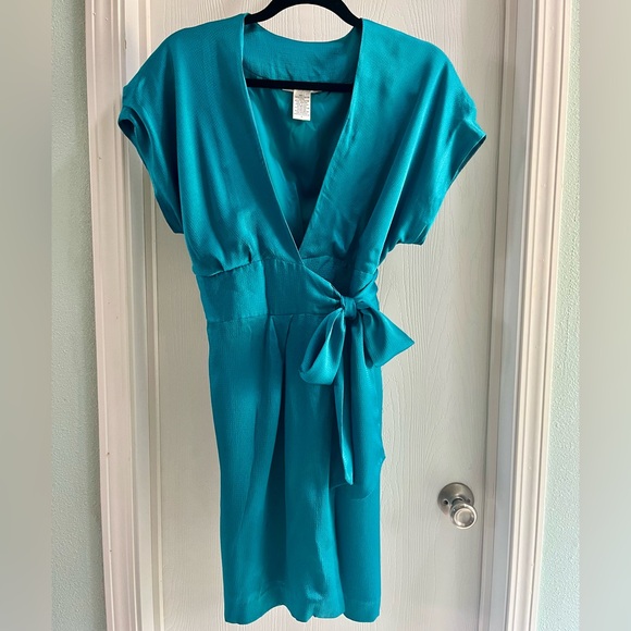 Diane Von Furstenberg Dresses & Skirts - Diane Von Furstenberg Vibrant Blue Dress